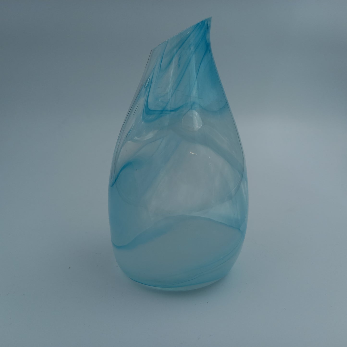 Handgefertigte dekorative Glasflasche - Blau-Weiß-Design